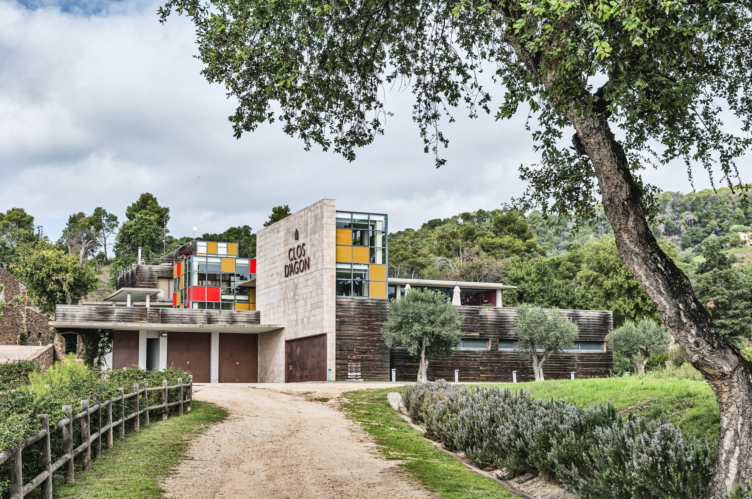 Fachada de la bodega Clos d'Agon, inspirada en Mondrian