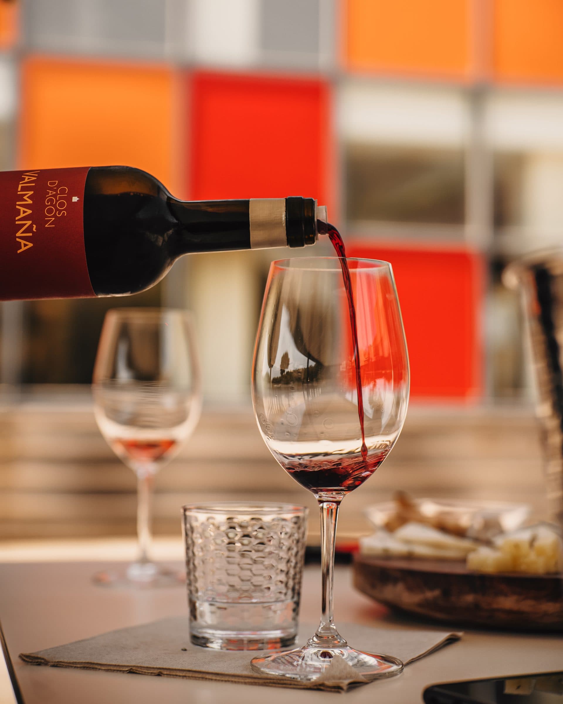 Vino tinto servido en una copa en la bodega